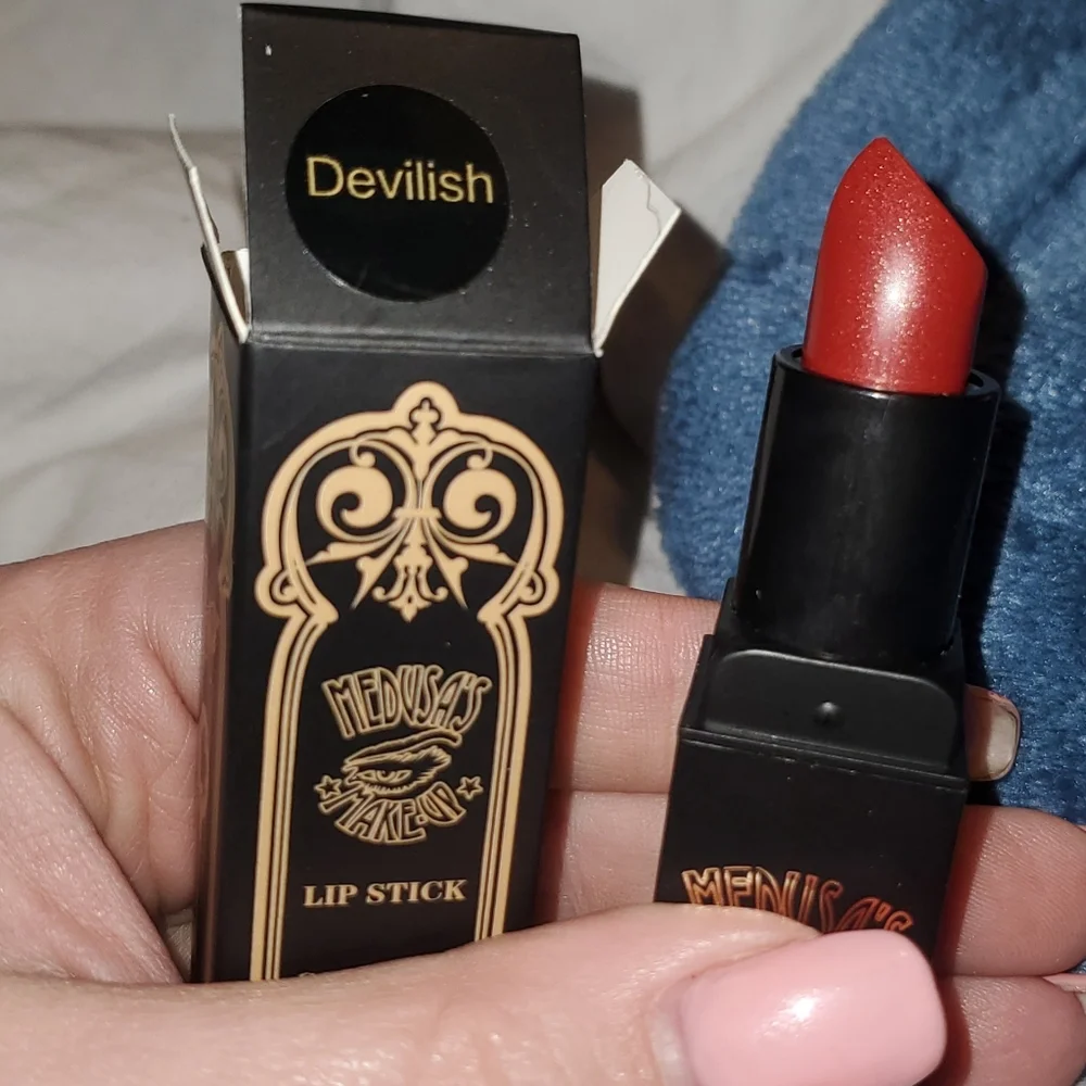 Random makeup bundle - Picture 5 of 9